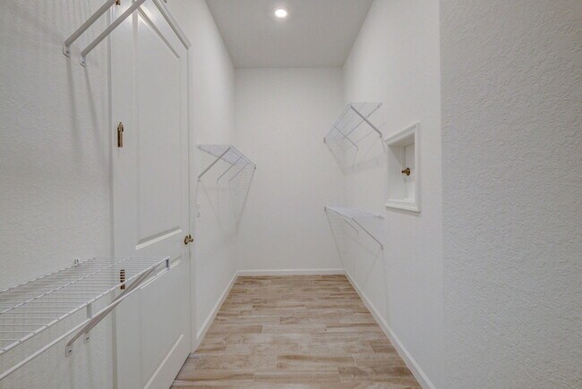 Building Photo - 837 SE Courances Dr