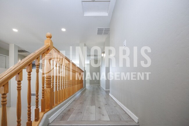 Building Photo - 1553 E Alba Dr