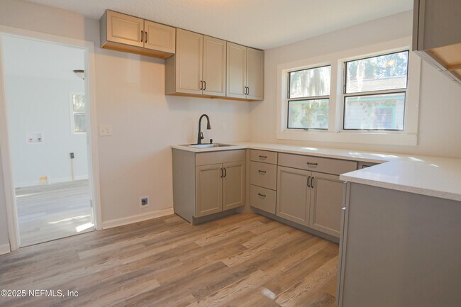 Building Photo - 505 N 9th St