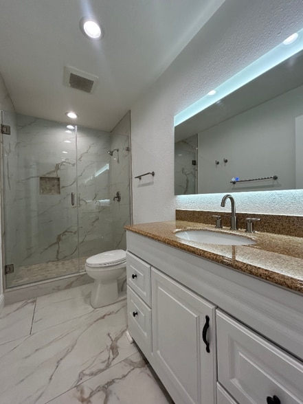 Building Photo - 1742 Oakview Way