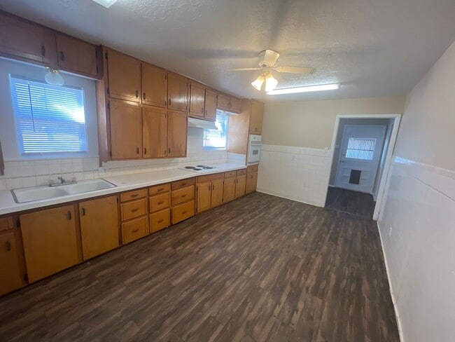 Building Photo - 730 W 17th Ln