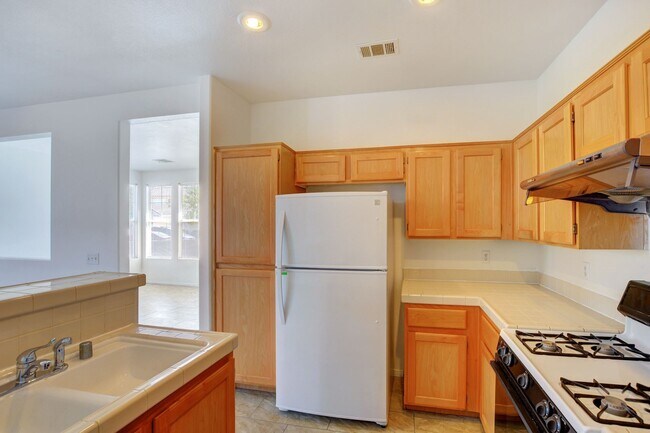 Building Photo - Beautiful 4-Bedroom Home in Gated Summerli...