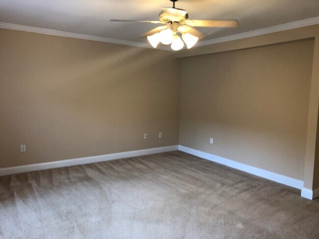 Building Photo - PRE-LEASING FOR JULY 22ND 2026!