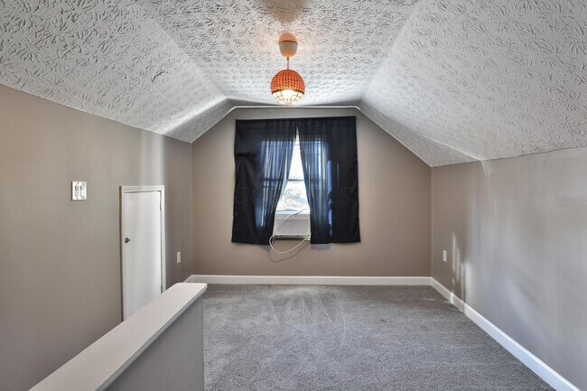 Building Photo - 925 Blenheim Rd