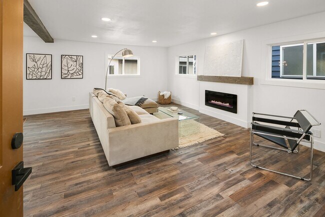 Building Photo - Beautiful Home in Seward Park!