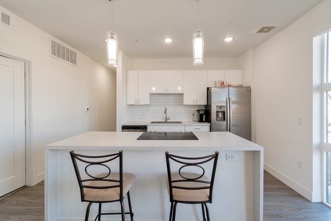 Building Photo - Modern Condo in Englewood with a view!