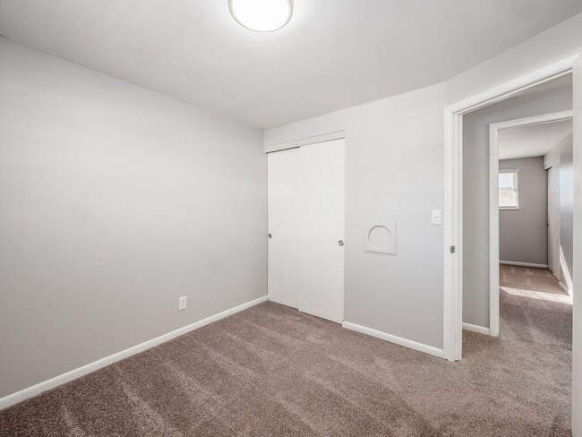 Building Photo - 554 Riverview Dr