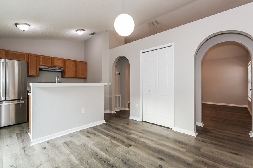 Building Photo - 30319 Birdhouse Dr