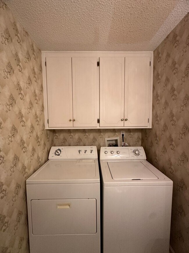 Building Photo - 105 S Spring View Dr