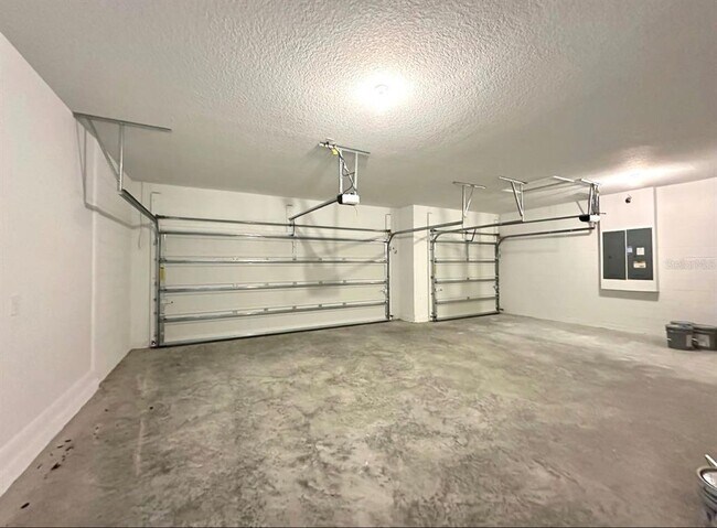 Building Photo - 2122 Divot Dr