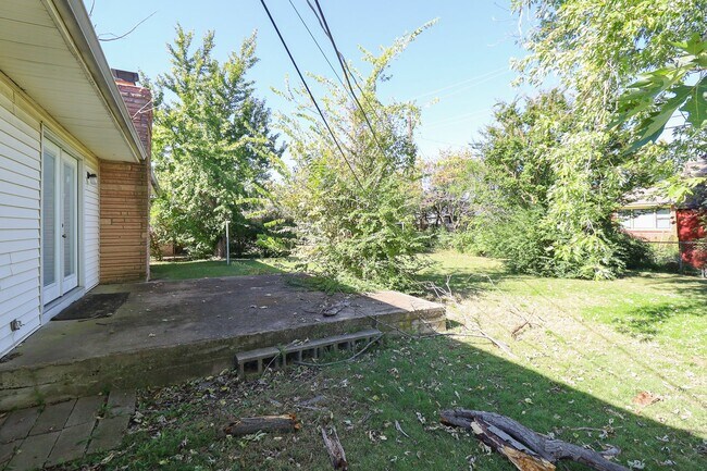 Building Photo - 3 Bed Mid-Town Beaut! Available for Immedi...