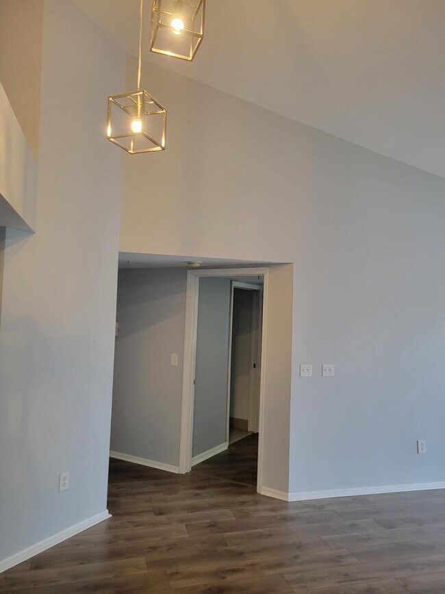 Building Photo - 1400 Crestwood Ct S