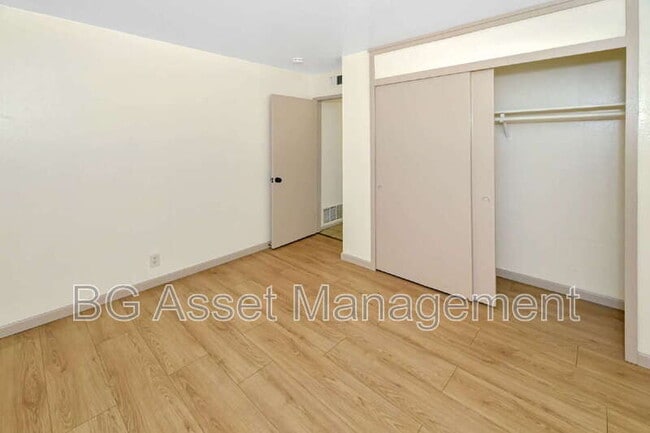 Building Photo - 8049 Greenridge Dr
