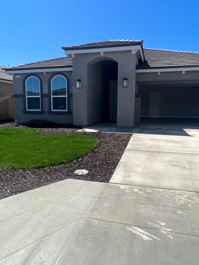 Building Photo - "Modern & Energy-Efficient 3BR/2BA Home with Solar - Perfect for Families!"