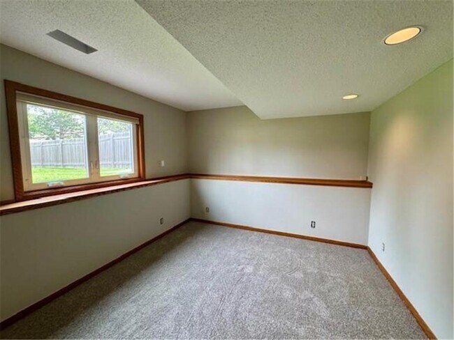 Building Photo - 1327 Windcrest Ave