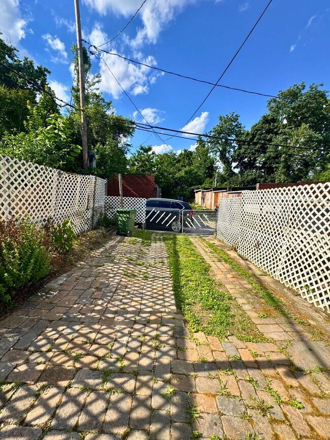 Building Photo - 548 Radnor Ave