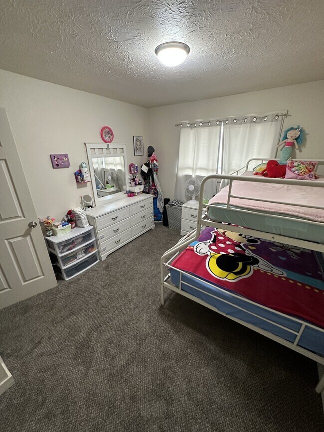 Building Photo - Desirable 2 bedroom 1 Bath Home in Ontario