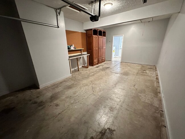 Building Photo - Nice 3 BR, 2 Bath Home! HW & Carpet Floors, Attached Garage, Fenced Backyard, Pets Ok!