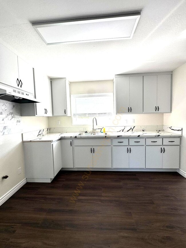 Building Photo - 728 E Grand Ave