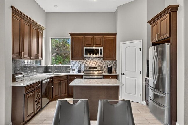 Building Photo - 2801 Manitou Dr