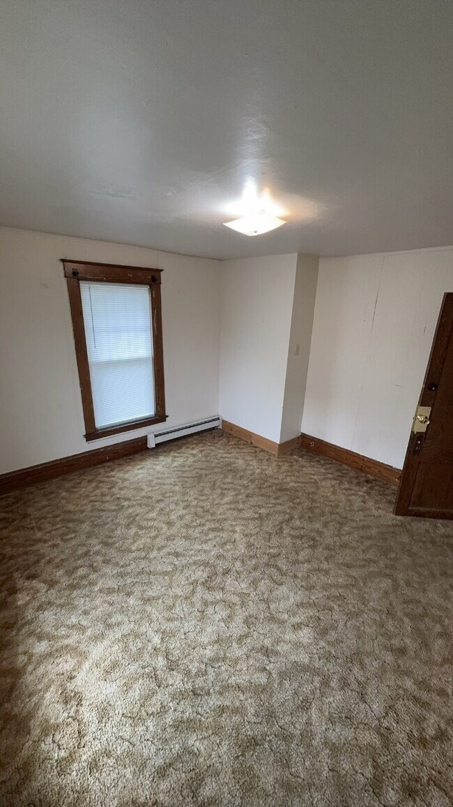 Building Photo - 8 Bed 3 Bath close to UWEC!
