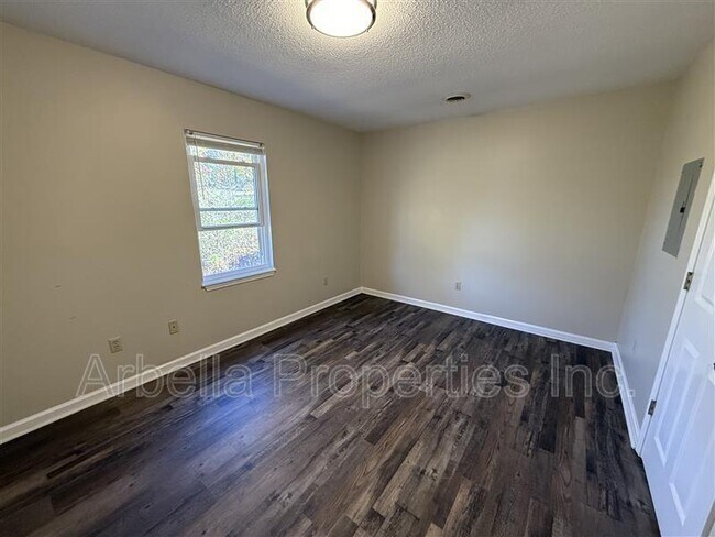 Building Photo - 1909 Cherokee Rd