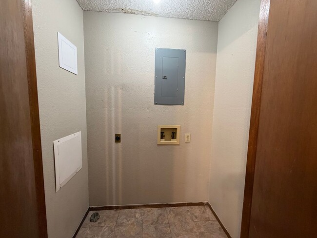 Building Photo - Cozy 2 Bedroom Duplex!