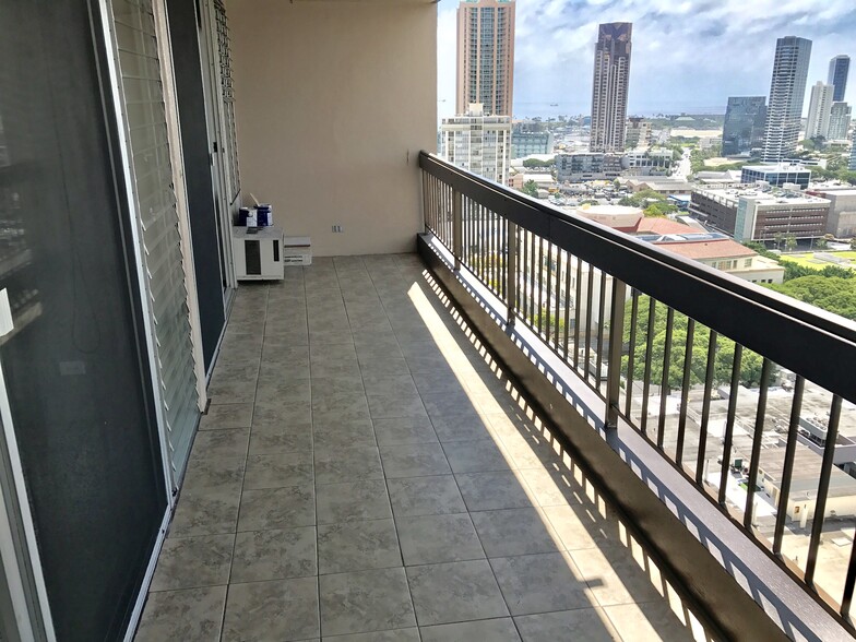 Expansive Lanai (patio furniture included) - 775 Kinalau Pl