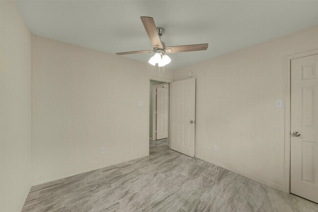 Building Photo - 14606 Vaughnville Dr