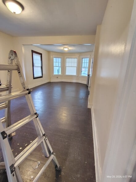 Building Photo - 448 Tyler St