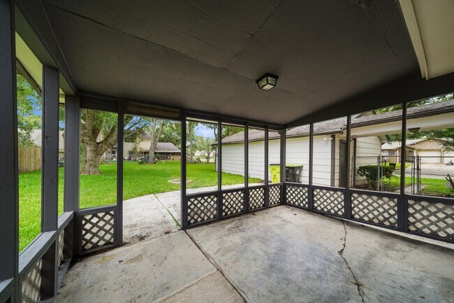 Building Photo - 3102 Hollow Cir