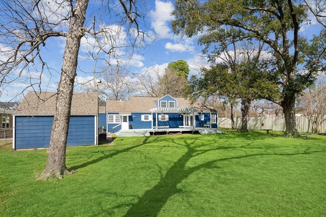 Building Photo - 801 Woodcrest Dr
