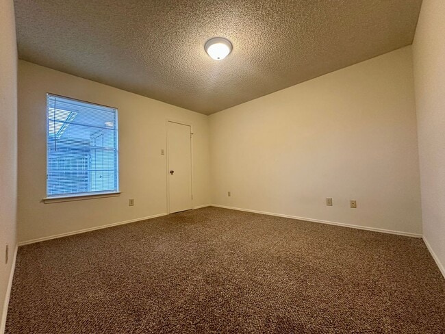 Building Photo - 1404 Chapel Ridge Rd