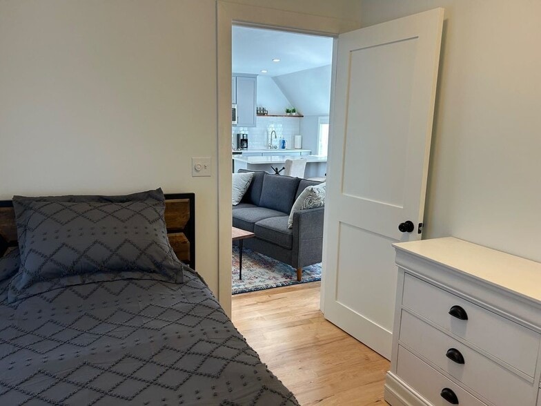 Building Photo - 9 Angle, A