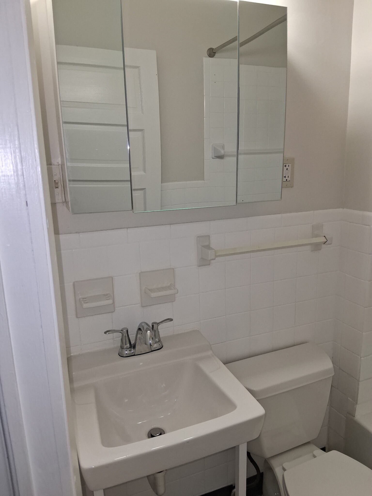 Building Photo - 690 E Utica St