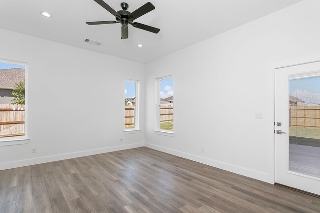 Building Photo - Oaks Of Windcrest