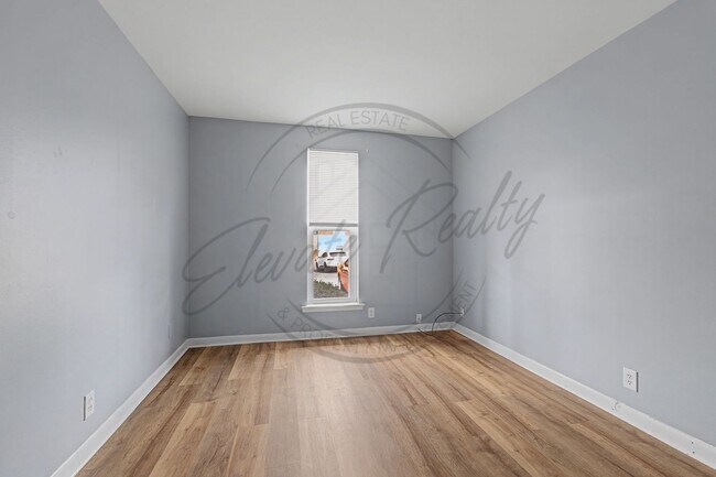 Building Photo - Two Bedroom Condo, First Floor, across from Madison Park with stackable washer/dryer!