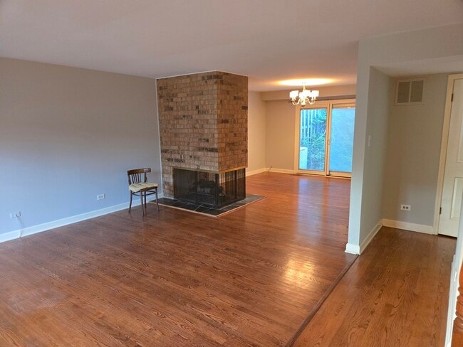 Building Photo - 2S663 Ave Normandy E
