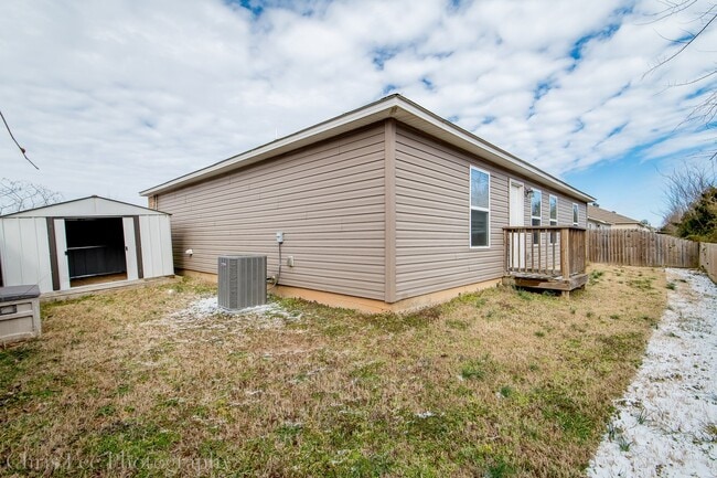 Building Photo - Well-Kept 3 BR home Near Walmart and Schools!