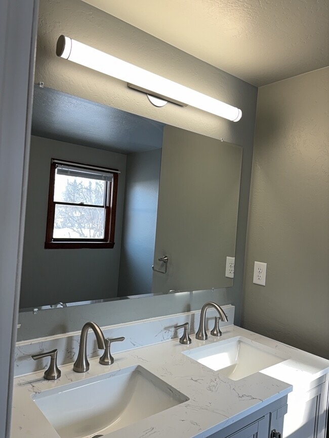 Building Photo - 520 E Washington St