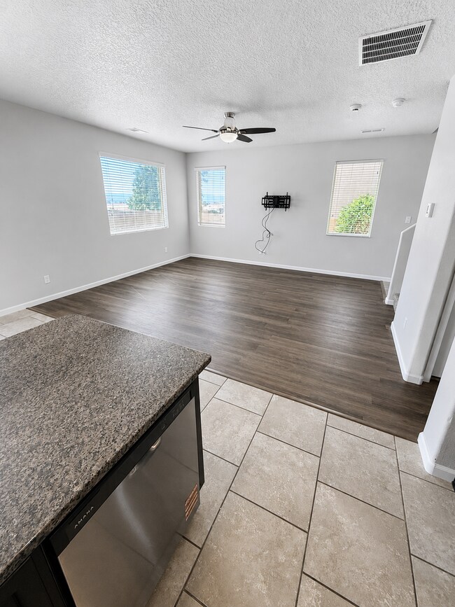 Building Photo - 8936 Mission Ridge Dr