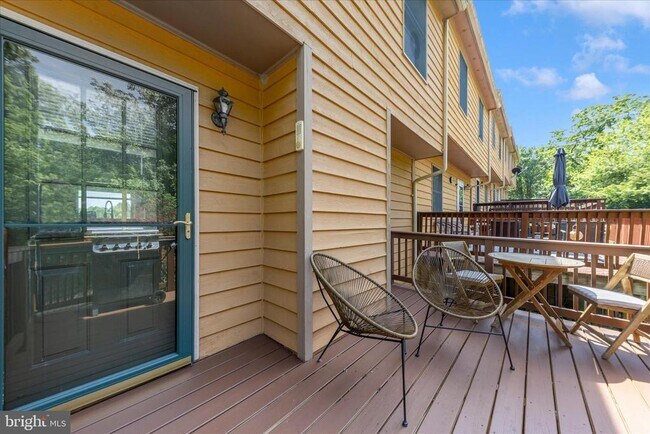 Building Photo - 6631 Beach Dr