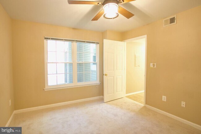 Building Photo - 913 Hillside Lake Terrace