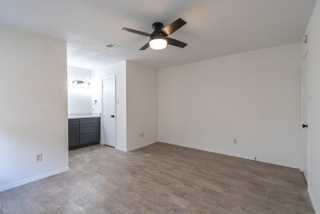 Building Photo - 5703 Shreveport Dr