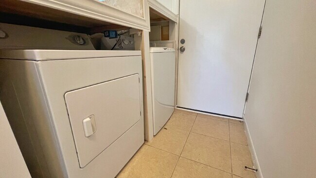 Building Photo - Island Condo Living!