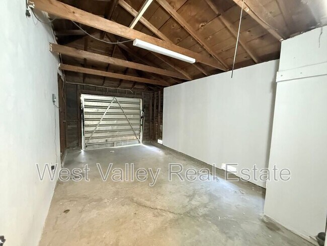 Building Photo - 606 Pierce St