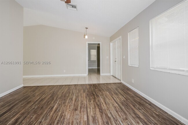 Building Photo - 525 20th Ave N