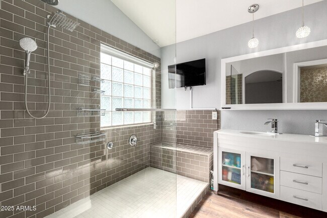 Building Photo - 5257 W Belmont Ave