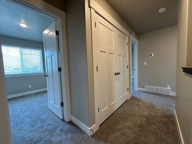 Building Photo - New Never Lived in Springville Townhome Fo...
