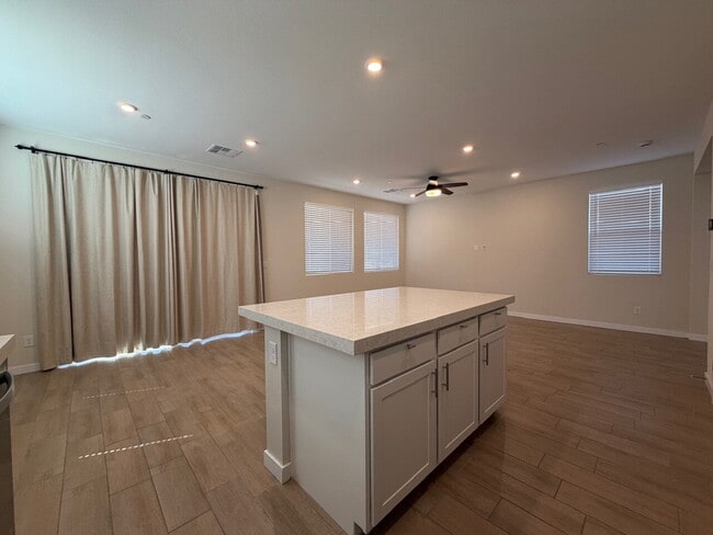 Building Photo - GORGEOUS 4 BED 3 BATH 2 CAR GARAGE SINGLE FAMILY HOME W/ LOFT, VAULTED ENTRYWAY, BACKYARD, AND BE...